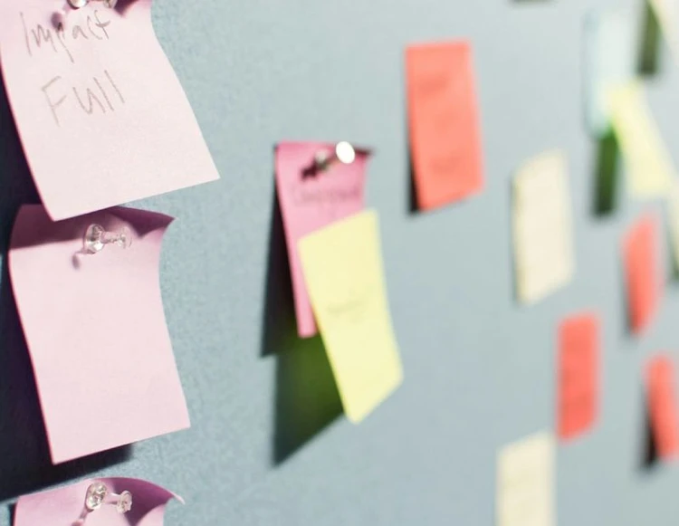 post it appesi al muro