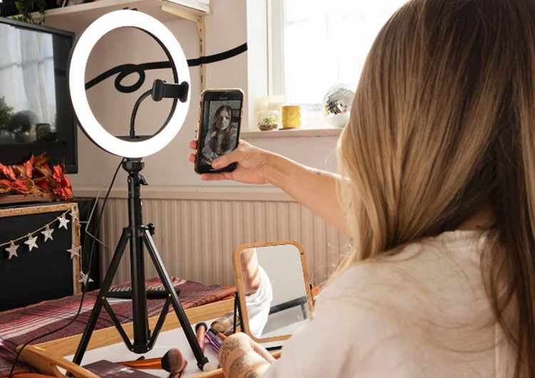 ragazza con cellulare